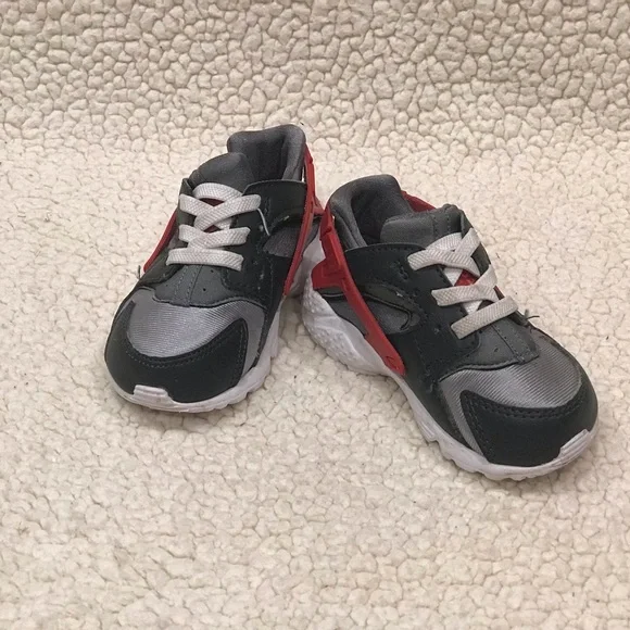 Nike Fashion Athletic Shoes
Toddler Boy or Girl Size 6
Smoke Free Home
Bundle & - Picture 6 of 13